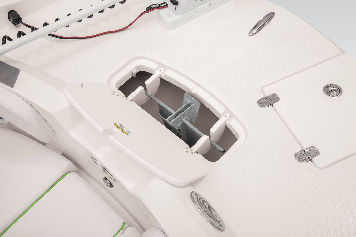 2150 CC TAHOE CenterConsole Deck Boat