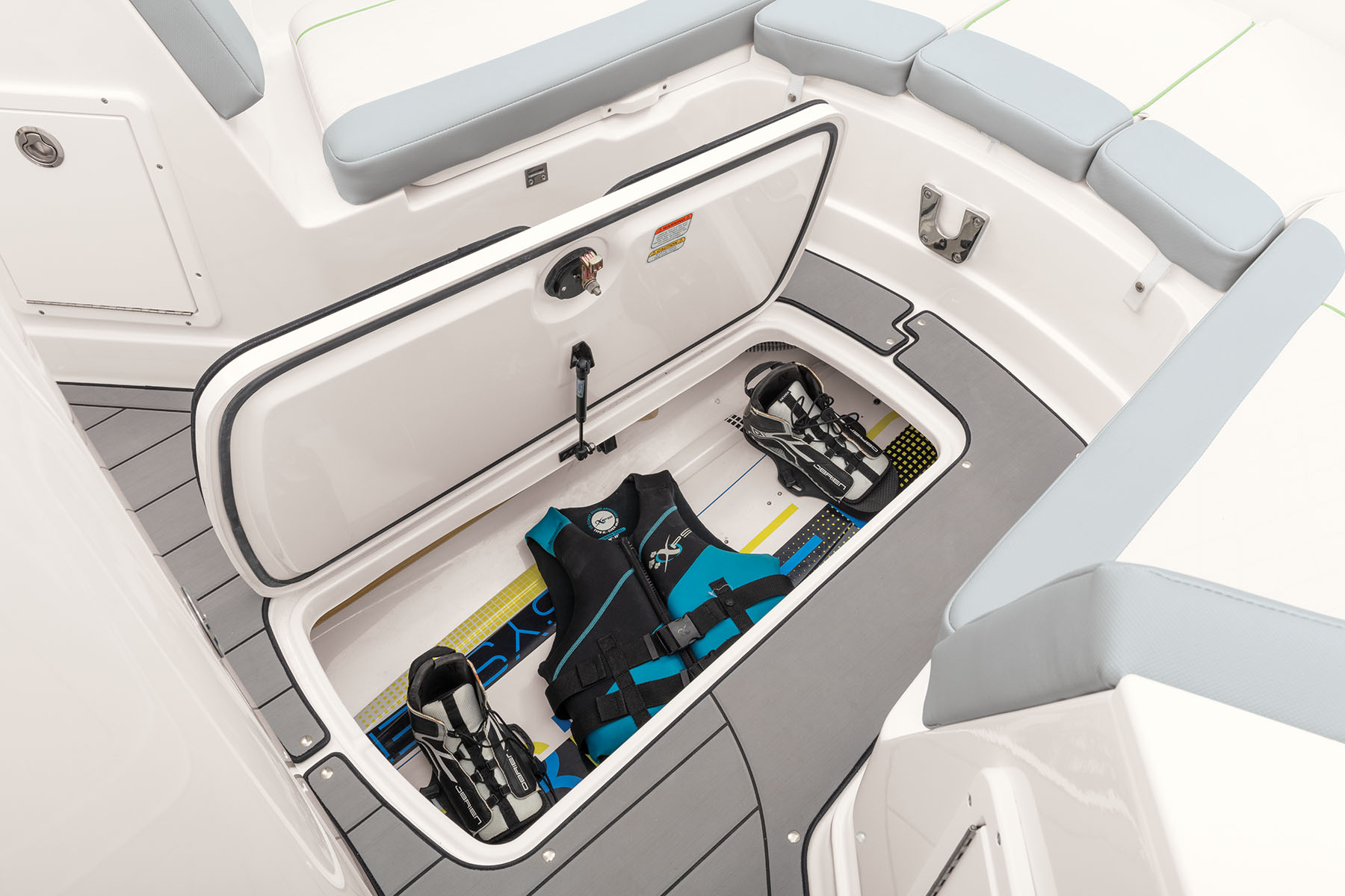 2150 CC - TAHOE Center-Console Deck Boat